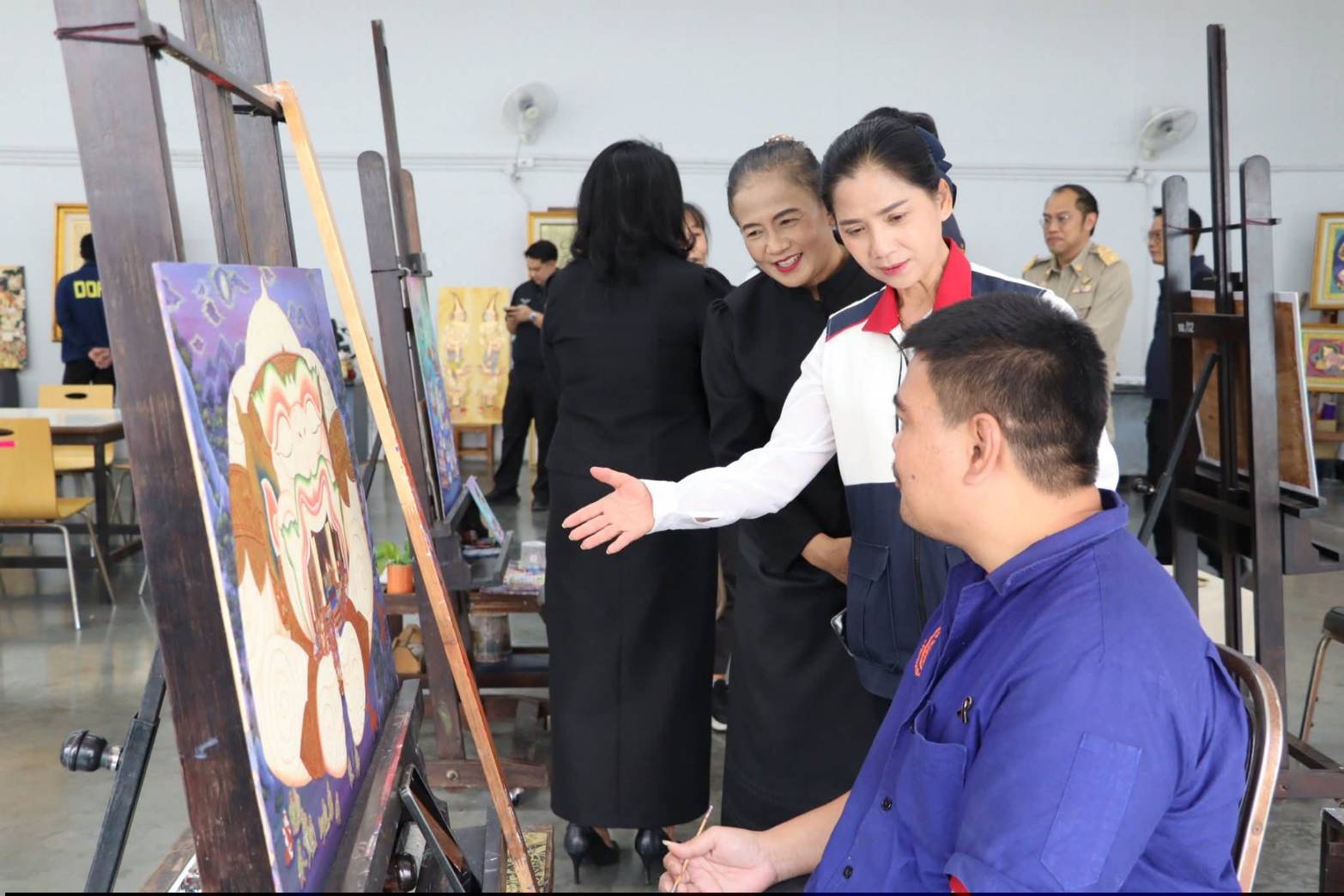 title - นางสาวสิริมา แจ้งกระจ่าง ผู้อำนวยการศูนย์ส่งเสริมและพัฒนาอาชีพเสริมนอกภาคการเกษตร ให้การต้อนรับ นายชวนินทร์ วงศ์สถิตจิรกาล ผู้ว่าราชการจังหวัดพระนครศรีอยุธยา และหัวหน้าส่วนราชการ เข้าเยี่ยมชม แผนกฝึกอบรม ศพส. ณ ศูนย์ส่งเสริมและพัฒนาอาชีพเสริมนอกภาคการเกษตร (ศูนย์ศิลปาชีพ บางไทรฯ (เดิม))